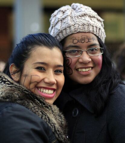 Fans del cantante Justin Bieber esperan en el exterior del Palacio de Deportes de Madrid donde se celebra el concierto.