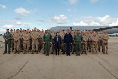 La ministra de Defensa, Margarita Robles, despide este martes en la base de Torrejón de Ardoz (Madrid) a los 150 militares que van a desplegarse en Lituania.