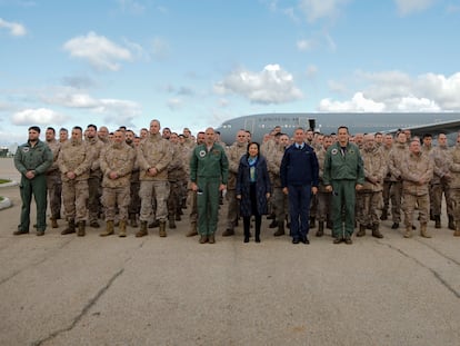 La ministra de Defensa, Margarita Robles, despide este martes en la base de Torrejón de Ardoz (Madrid) a los 150 militares que van a desplegarse en Lituania.