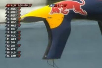 Imagen de la televisión de como quedó el morro del Red Bull.