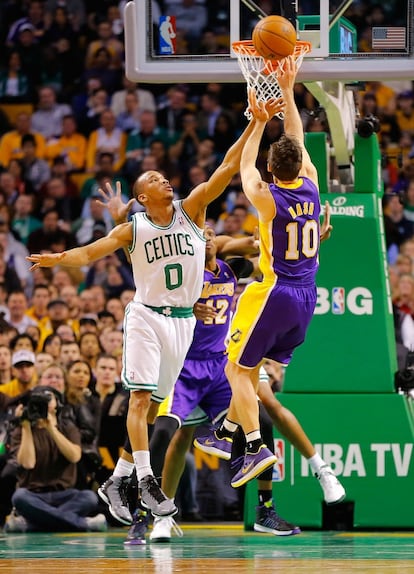 Steve Nashlanza en suspensión ante Avery Bradley.