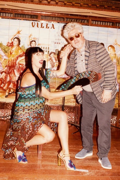 Pedro Almodóvar con Rossy de Palma  vestidos de Missoni en el tablao Villa Rosa de Madrid.