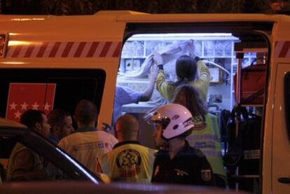 Los servicios de emergencia han acudido a la iglesia de Pinar de Chamartín para atender a los implicados en el tiroteo.