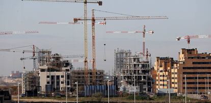 Vista de varios bloques de viviendas en construcción en el barrio madrileño de El Cañaveral.