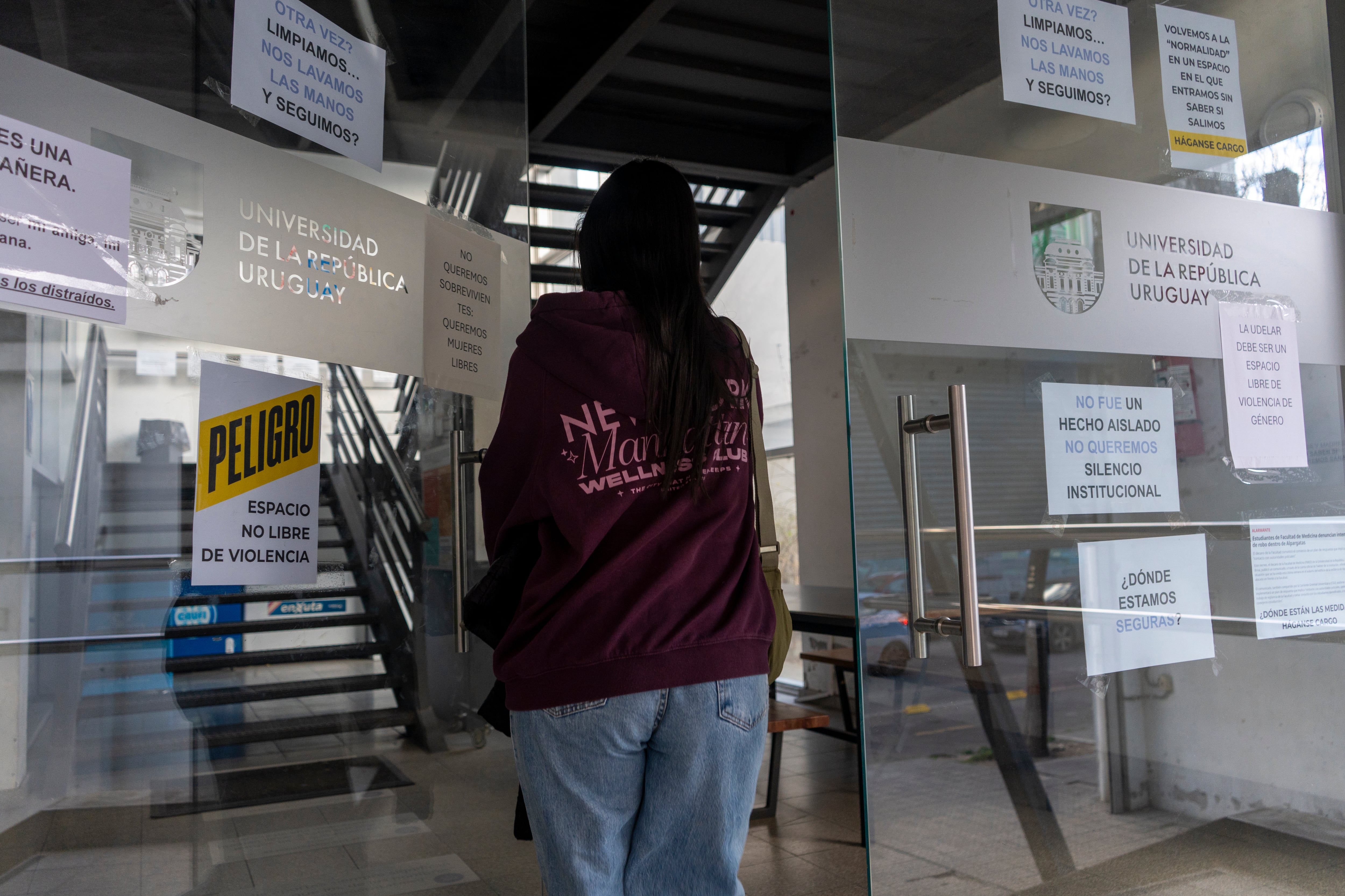 Marcha de universitarios en Montevideo en repudio al intento de feminicidio de una alumna de Medicina