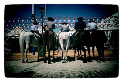 Un grupo de jinetes, come y se refresca en una de las paradas.