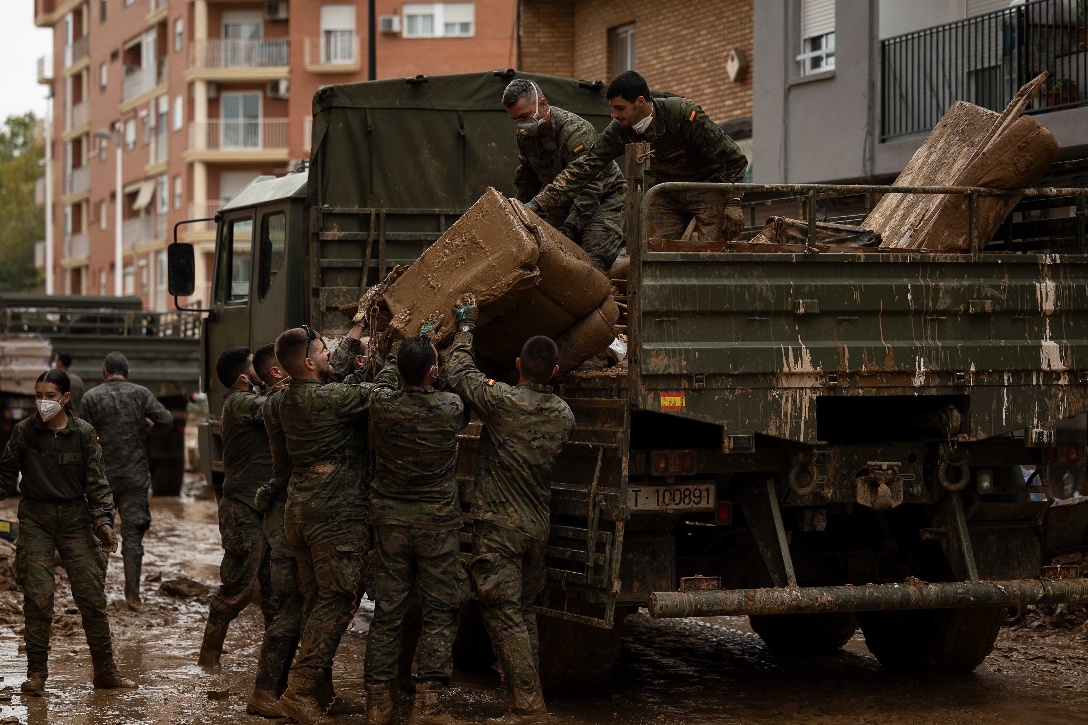 La ayuda a Paiporta se reaviva con más refuerzos: “Hoy se ven muchos más militares” 