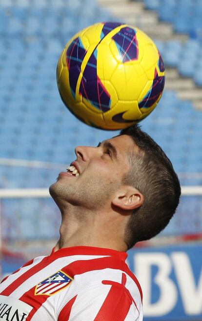 El defensa argentino de 24 años Emiliano Insua, procedente del Sporting de Lisboa, durante su presentación como nuevo jugador del Atlético de Madrid, en el estadio Vicente Calderón.