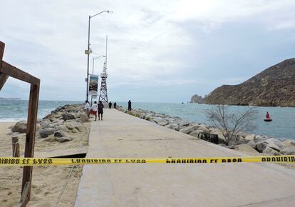 Oficiales de policía y socorristas cierran algunas playas en Baja California, México, como medida de seguridad ante la llegada del fenómeno meteorológico.
