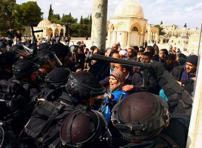 Un grupo de palestinos discuten con policías israelíes que les impiden el paso a la Cúpula de la Roca, en la mezquita de Al-Aqsa, Jerusalén.