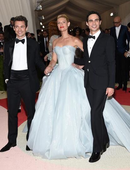 Zac Posen junto a Claire Danes y su marido Hugh Dancy