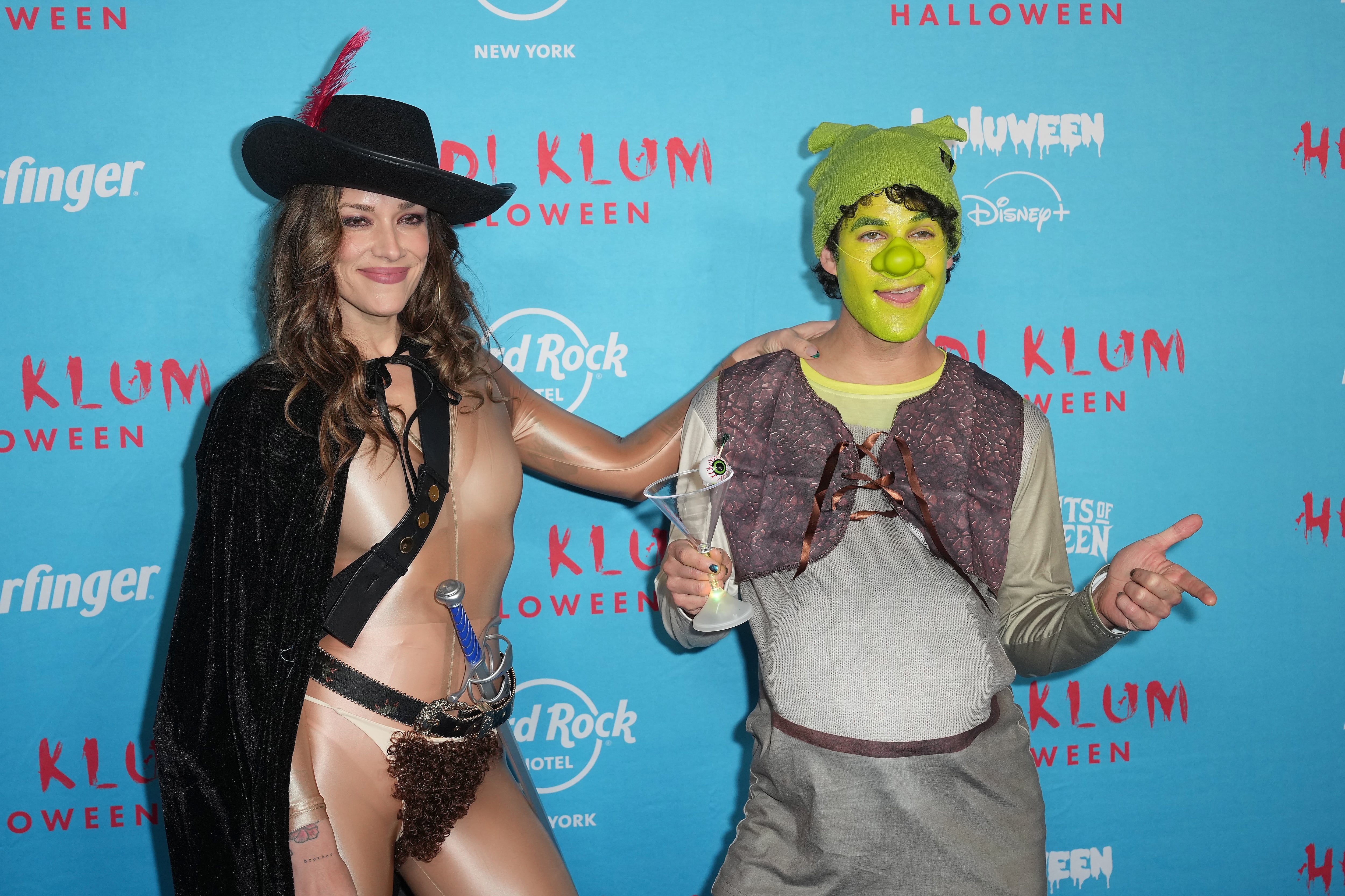 Heidi Klum se disfraza de repulsiva medusa para su fiesta de Halloween 2025 9 Mia Swier y Darren Criss.