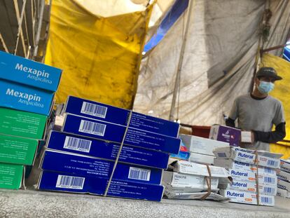 Comerciantes en el mercado de Tepito ofrecen a la venta medicinas de prescripción médica.
