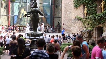 Una de los patios del Teate Museu de Figueres dedicado a Salvador Dalí, lleno de gente, en una imagen de archivo.