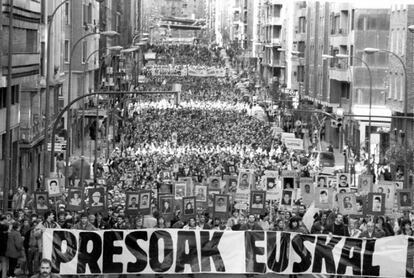 Vista de la manifestación celebrada en Bilbao convocada por las Gestoras Pro-amnistía y Senideak (Asociación por los derechos de presos, refugiados y sus familiares) para exigir la reagrupación de los presos de ETA en las cárceles del País Vasco.