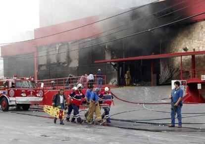 Socorristas trasladan a un herido tras el ataque contra el Casino Royal en Monterrey.