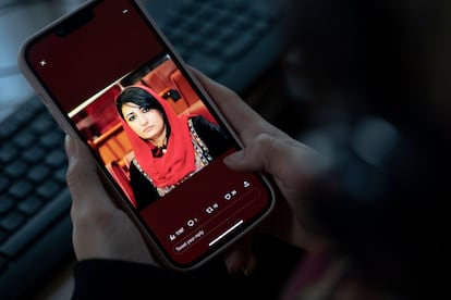 Una mujer mira en su teléfono móvil una foto de Mursal Nabizada, ex miembro del Parlamento durante del Gobierno previo a la llegada al poder de los talibanes en Afganistán, que murió tiroteada junto a su guardaespaldas este domingo, en Kabul.