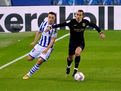 Griezmann protege el balón ante Gorosabel este domingo en el Reale Arena.