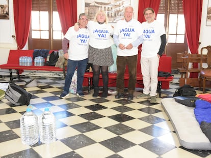 Pedro Vera, María Eugenia Molero, Francisco Casero y Miguel Aparicio, los cuatro miembros de la Plataforma Unidos por el Agua en huelga de hambre, en el Ayuntamiento de Villanueva de Córdoba. / UNIDOS POR EL AGUA