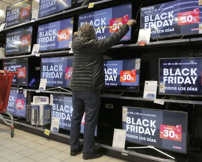 Un cliente en la sección de televisores de un centro comercial el pasado Black Friday.