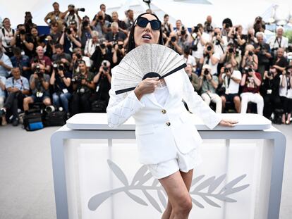 TOPSHOT - Spanish actress and President of the Camera d'or jury Rossy De Palma poses during a photocall for the Camera D'Or Jury at the 75th edition of the Cannes Film Festival in Cannes, southern France, on May 18, 2022. (Photo by LOIC VENANCE / AFP)