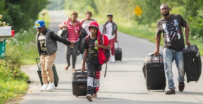 Un grupo de haitianos se prepara cerca de Nueva York para comenzar el trayecto a Canad&aacute;, a principios de agosto.