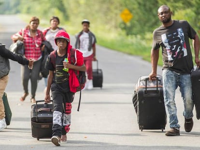 Un grupo de haitianos se prepara cerca de Nueva York para comenzar el trayecto a Canadá, a principios de agosto.