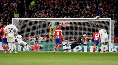 Vinicius Junior del Real Madrid, lanza por encima de la portería el penalti,cometido a favor de su equipo, ante el Atlético de Madrid.