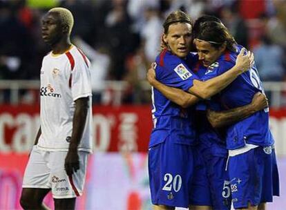 Los jugadores del Getafe festajan el gol de Gavilán.