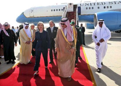 Fotografía facilitada por la agencia de prensa Saudí, de Hillary Clinton, recibida por el principe Saud Al-Faisal, en el aeropuerto King Khalid.