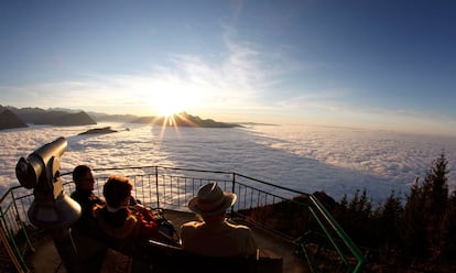 Un grupo de turistas disfruta de la vista sobre las nubes desde el mirador Chaenzeli en el monte Rigi (1.797 metros de altitud) sobre el lago de Lucerna durante el que ha sido un soleado día de otoño.