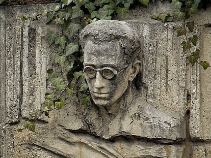 Escultura de M&agrave;rius Torres en un parc de Lleida.