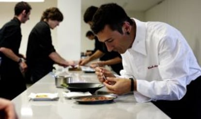 Eneko Atxa, en la cocina de Azurmendi.