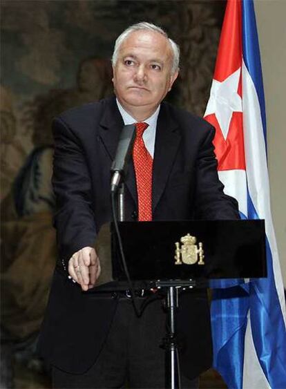 Moratinos, en una reunión con una delegación cubana en 2005.