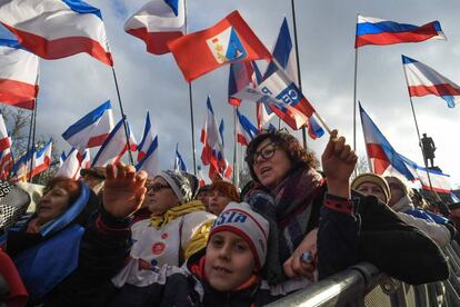 Decenas de crimeos esperan la llegada de Putin, este miércoles en Sebastopol.