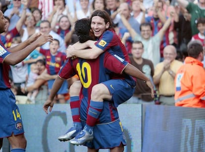 Lionel Messi se abraza a Ronaldinho tras su gol en el partido de Primera División correspondiente a la séptima jornada de Liga, disputado el siete de octubre de 2007, que enfrentó a Barcelona frente al Atlético de Madrid en el estadio Camp Nou. Resultado: Barcelona 3 - Atlético de Madrid 0.