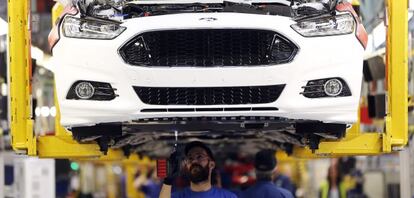 Operarios trabajan en la f&aacute;brica Ford de Almussafes .