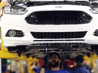 Operarios trabajan en la f&aacute;brica Ford de Almussafes .