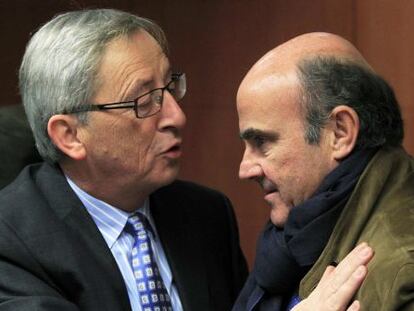 El presidente del Eurogrupo, Jean Claude Juncker, y el ministro de Economía, Luis de Guindos, en el Ecofin del pasado 9 de febrero.