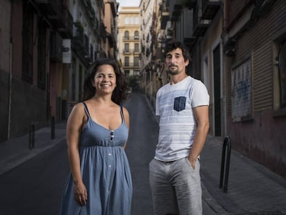 Los directores del documental Paola Rey y David Losada en una calle del barrio madrileño de Lavapiés.