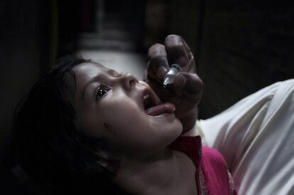 Una niña recibe una dosis de vacuna contra la polio en la ciudad de Lahore (Pakistán).