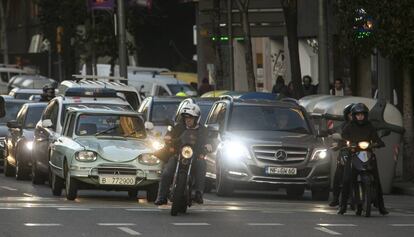 Vehicles en un carrer de Barcelona.