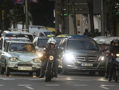 Un turisme antic en un carrer de Barcelona.