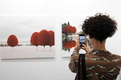 Un mujer fotografía una obra en la edición de Estampa del año pasado.