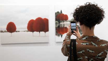 Un mujer fotografía una obra en la edición de Estampa del año pasado.