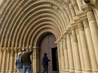Portada del real monasterio de Santa María Reina, en Sigena, de estilo románico con detalles góticos.