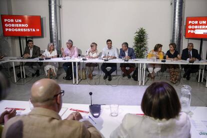 Pedro Sánchez al comienzo de la reunión con miembros de organizaciones del mundo rural en Madrid.