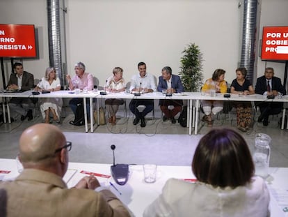 Pedro Sánchez al comienzo de la reunión con miembros de organizaciones del mundo rural en Madrid.