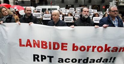 Concentración de trabajadores de Lanbide en Bilbao en su primer día de huelga.