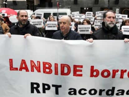 Concentración de trabajadores de Lanbide en Bilbao en su primer día de huelga.